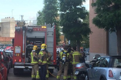 Quatre dotacions de Bombers s'han desplaçat al carrer