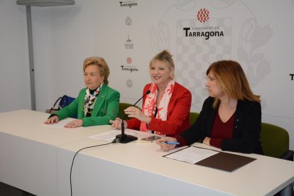 La presidenta de la Cámara de Comercio, Laura Roigé; la concejala de Comercio del Ayuntamiento, Elvira Ferrando, y la directora de los servicios territoriales de Empresa y Conocimiento, Carmen Mansilla.