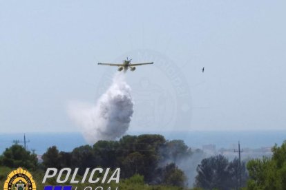 Un avió dels bombers treballant per extingir l'incendi