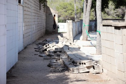 Imatge del mur de ciment que va caure dimecres a la nit i que, per sort, no va ferir cap vianant.