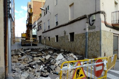 Las obras se realizan con el fin de renovar la calle a causa de su estado de deterioro y los constantes escapes de agua que se producían.