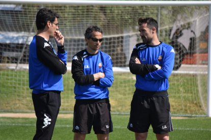 Al centre de la imatge, Xavi Bartolo i, a la dreta de la fotografia, Aritz López Garai, actual primer entrenador del Reus.