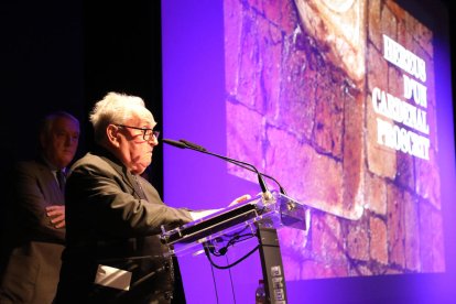 Mosén Josep Gil, durante su participación en la presentación del documental.