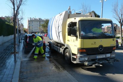 Los trabajadores de la recogida de la basura de Salou empezarán el viernes siete días de huelga.