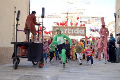 Sortida de la cursa des de la plaça de les Voltes.