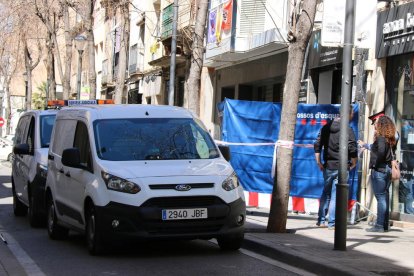 Imagen de los vehículos judiciales estacionados en la puerta del establecimiento donde han tenido lugar los hechos.