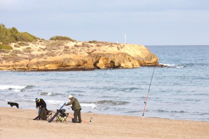 L'hivern també és bona època per anar a pescar a la platja