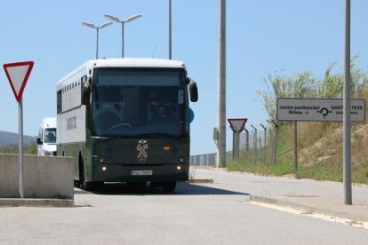 Imatge de l'autobús que ha transportat els polítics presos.