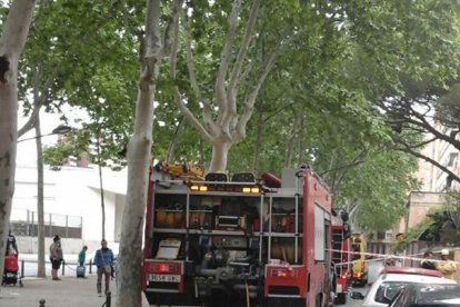 Tres dotacions de Bombers i una del SEM s'han desplaçat fins al lloc dels fets