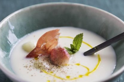 Sopa freda de meló amb encenalls d'ibèric i menta