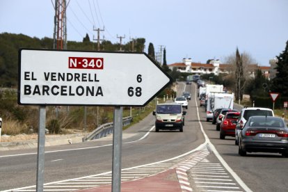 Imatge de l'N-340 a Roda de Berà, amb una senyal en primer terme.