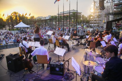 La formació va actuar a la plaça de les Comunitats Autònomes.