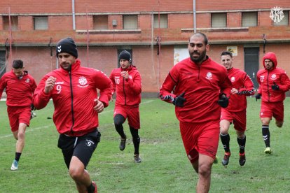 A l'esquerra de la imatge, Javi Márquez i, a la dreta, Fali, durant un entrenament del Nàstic a les instal·lacions del Nou Estadi.