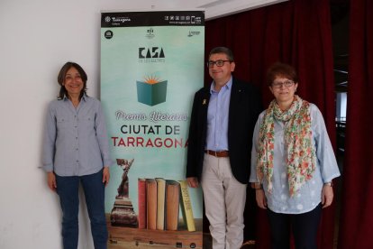 Pla mig dels guardonats dels Premis Literaris Ciutat de Tarragona, Lídia Álvarez, M. Victòria Lovaina i Marc Capdevila.