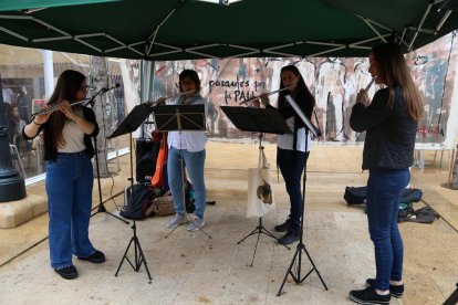 Pla general dels músics del grup de flauta Isabel Serra Bargalló en l'actuació musical durant la trobada mensual de 'Paraules per la Pau', organitzada per la Coordinadora Tarragona Patrimoni de la Pau