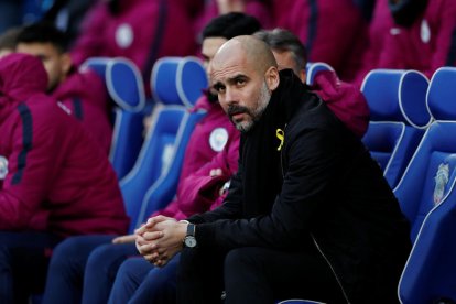 Pep Guardiola, entrenador del Manchester City amb el llaç groc en un dels partits al gener.