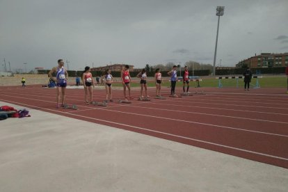 Atletas en la Pista de Atletismo de los Juegos Mediterráneos.