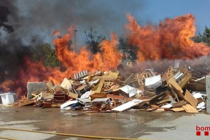 Imagen del fuegos que está siendo controlado por los Bomberos.