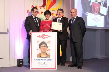 Laís de Oliveira Santos, con Javier Constante, Jaume Seriol y el rector de la Universidad Rovira i Virgili, Josep Anton Ferré.