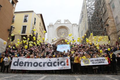 Los integrantes del colectivo han soltado 130 globo amarillos.