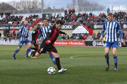 Vitor Silva prepara un chute en portería durante el CF Reus-Lorca que tuvo lugar el pasado mes de febrero en el Estadi Municipal.