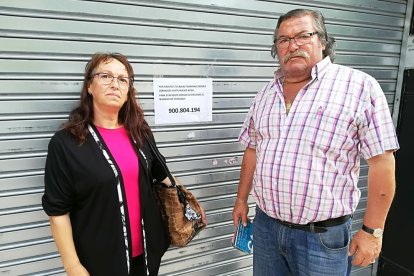 Los leridanos María y Blas, ayer delante de la puerta cerrada de iDental y, en medio, el cartel donde se informaba de que no abrirá «hasta nueva orden».