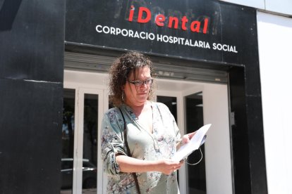 Agustench muestra el historial médico que le entregó ayer iDental después de que lo pidiera.