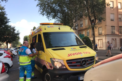 Imatge d'una de ambulàncies personades al lloc dels fets.