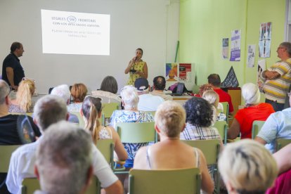 L'advocada Pérez Lacueva es dirigeix als afectats d'iDental que van assistir a la reunió.