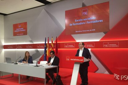 El primer secretari del PSC, Miquel Iceta, durant la seva intervenció en la inauguració de l'Escola Socialista de formadors al casal socialista Joan Reventós.