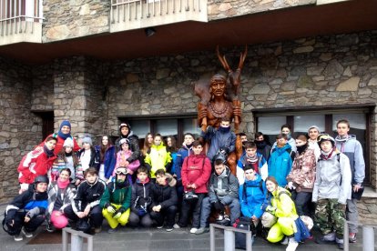 Fotografía de familia de los participantes en la 2ª edición de la Esquiada Joven.