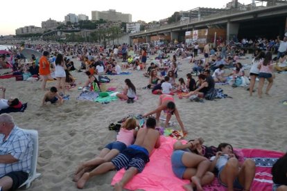 Centenares de personas han empezado llenar la playa del Miracle para ver el inicio del Concurs de Focs.