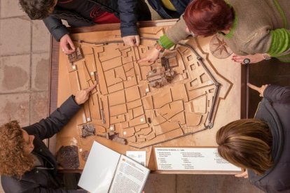 La pieza cortada en madera reproduce el centro histórico y los monumentos romanos con una textura rugosa que facilita su interpretación al tacto.