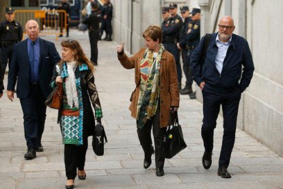 La miembro de la anterior Mesa del Parlament Anna Simó llega la Tribunal Supremo acompañada de Lluís Corominas para serles comunicado el procesamiento.