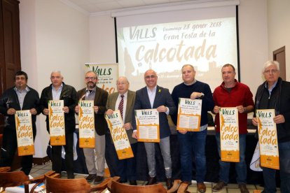 Foto de grupo de los organizadores de la 37ª edición de la Gran Fiesta de la Calçotada de Valls, en rueda de prensa en el Ayuntamiento de Valls, con el concejal de Comercio y Turismo, Òscar Peris, en el centro.