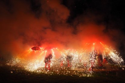 El Grup de Diables BAT han estat els primers en actuar.