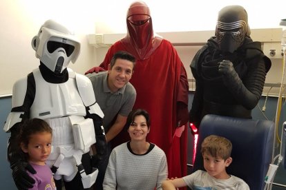 Imagen de la visita de la Legió 501 Spanish Garrison en la planta de pediatría del hospital Joan XXIII.