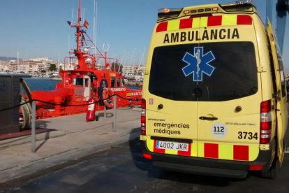 Imagen de archivo de una ambulancia del SEM en Cambrils.