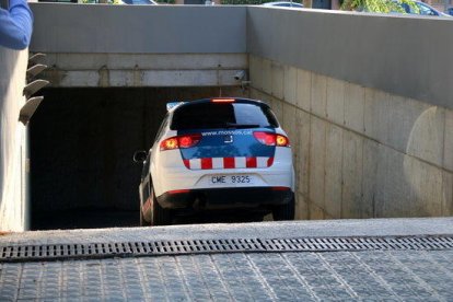 El vehicle dels Mossos d'Esquadra que trasllada el detingut pel crim de la menor de Vilanova entrant a l'edifici dels jutjats.