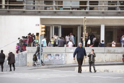 Sortida dels alumnes de l'Escola Saavedra, ahir a la tarda.