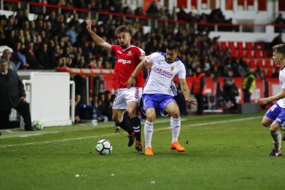 Omar Perdomo, durant una acció del Nàstic-Zaragoza d'aquesta temporada.