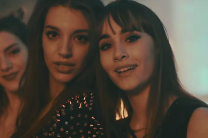 Ana Guerra y Aitana, en una imagen del videoclip.