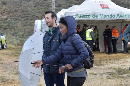 Imatge d'arxiu de Ana Julia Quezada amb el pare de Gabriel, durant el segon dia de recerca.