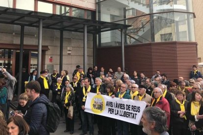 Varias personas se han concentrado para dar apoyo al bombero citado en declarar.