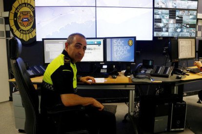 El sots-cap de la Policia Local de Cambrils, Manel Muñoz, a la sala de control de la comissaria.