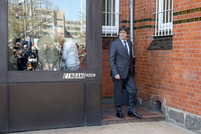 El presidente Puigdemont saliente de las dependencias de la prisión de Neumünster.