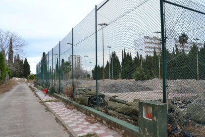 Les pistes de tennis encara es mantenen amb les tanques, els focus de llum i el terra.