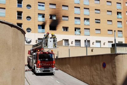 L'incendi ha afectat al primer pis del bloc d'habitatges.