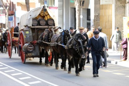 Uns carruatges, ascendint per Ramón y Cajal en direcció a la Rambla Nova.