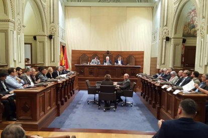 Imagen del pleno de la Diputación de Tarragona celebrado este viernes, 6 de abril.